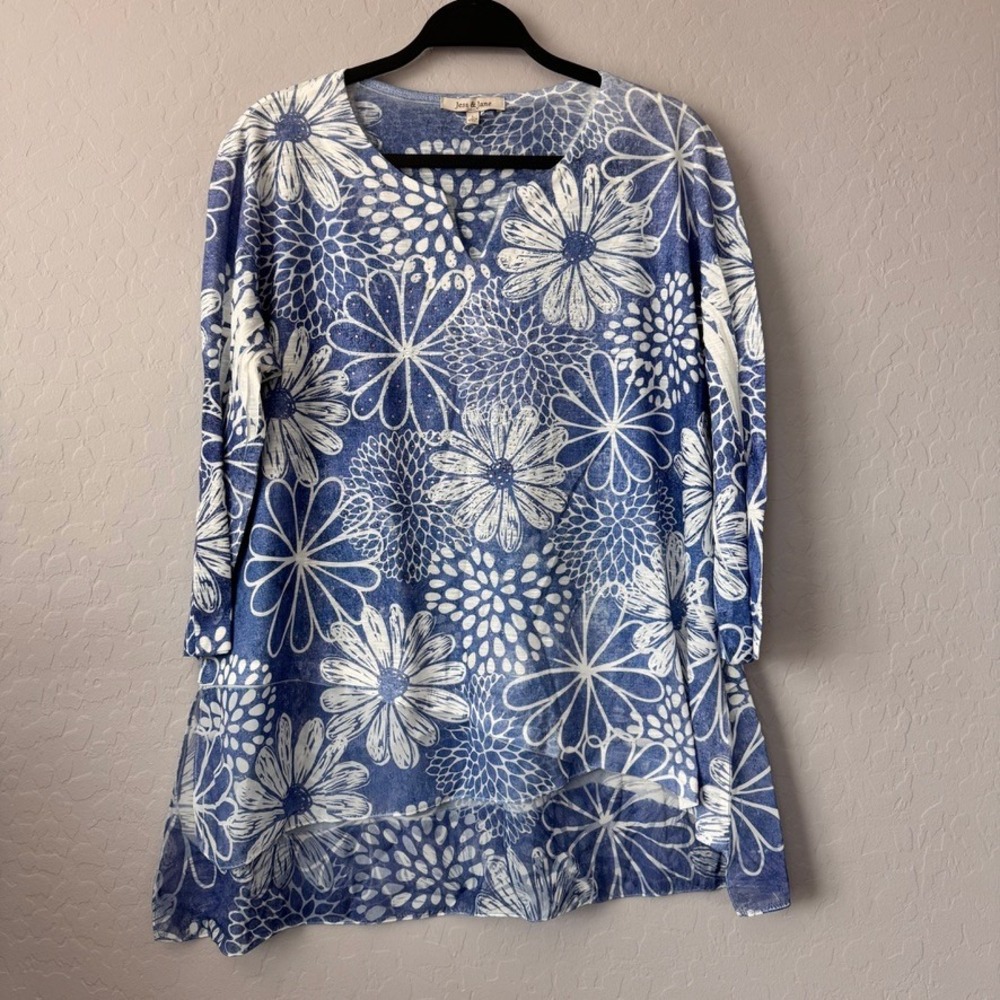 Jess & Jane Large Tunic Blue 3/4 Sleeve Floral Rhinestone Sharkbite Hem 61-000